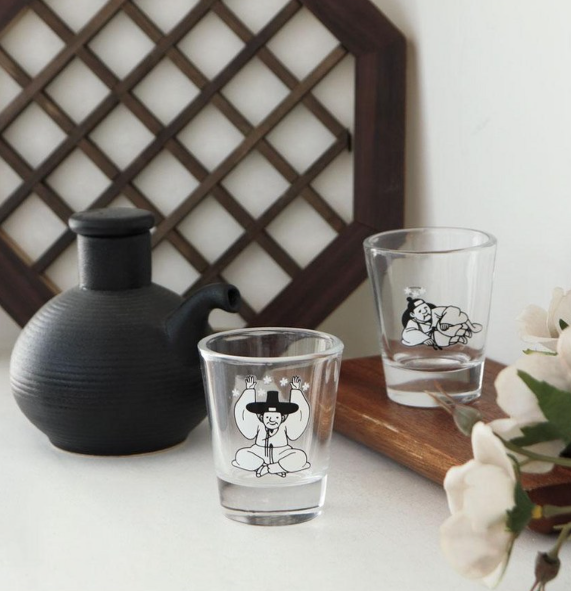 Kim Hongdo Color-Changing Korean Soju Glass Set (4pcs) – Heat Sensitive Shot Glasses Gift Set Inspired by Korean Art