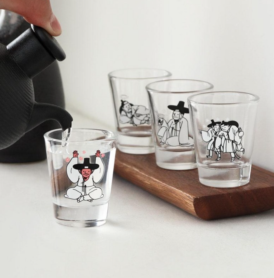 Kim Hongdo Color-Changing Korean Soju Glass Set (4pcs) – Heat Sensitive Shot Glasses Gift Set Inspired by Korean Art